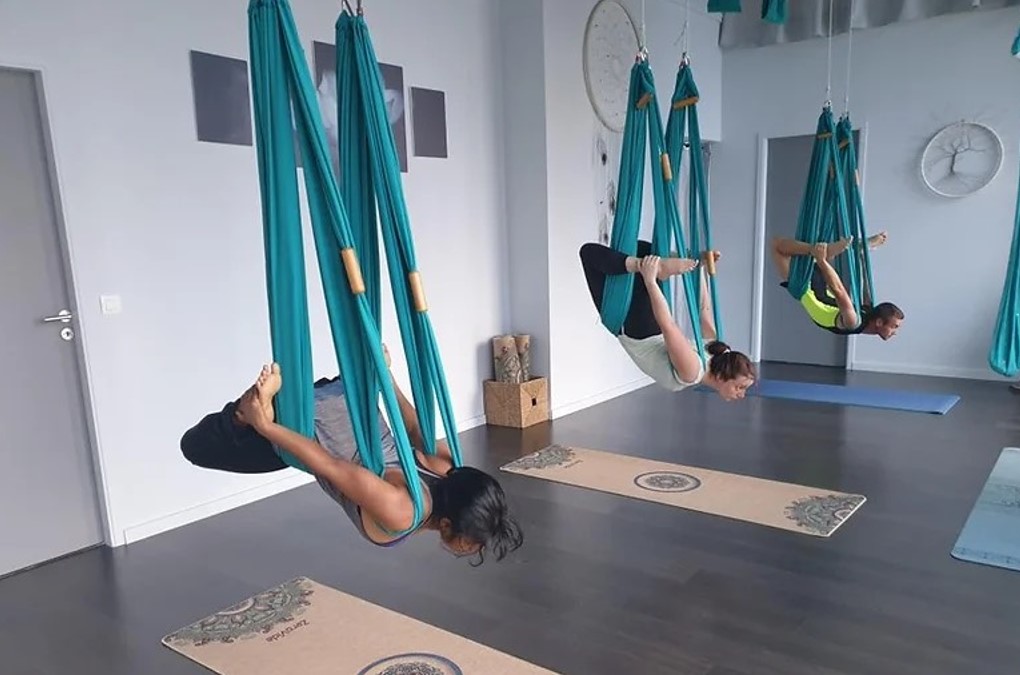 Comment le Yoga Aérien Peut Améliorer Votre Flexibilité et Votre Force